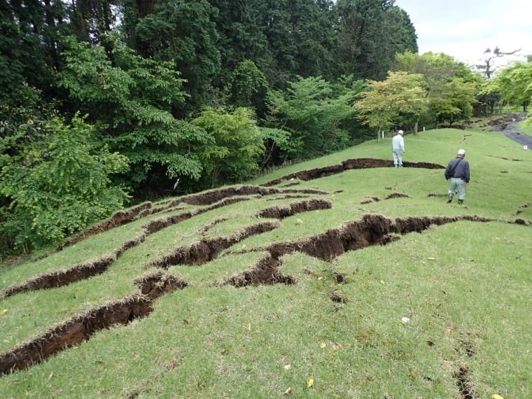 地割れが発生した震災直後のゴルフコース